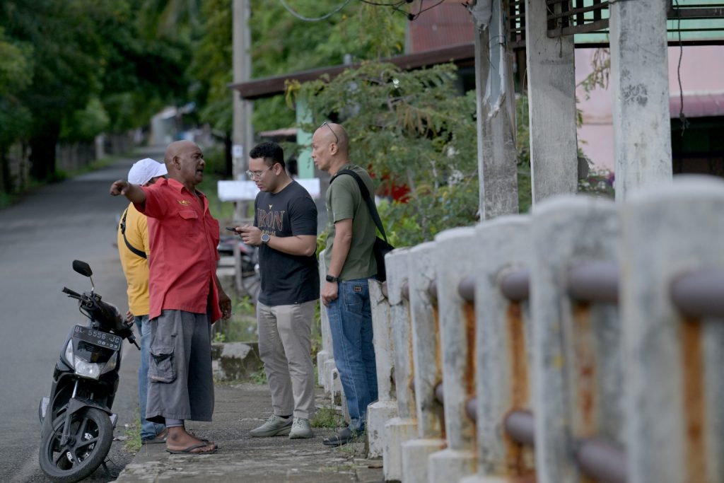 investigate journalist aqil hamzah from straits times interviews 2004 tsunami survivors in aceh